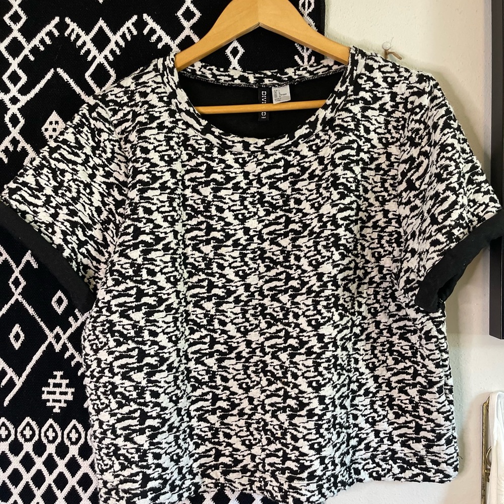 Black and White print top